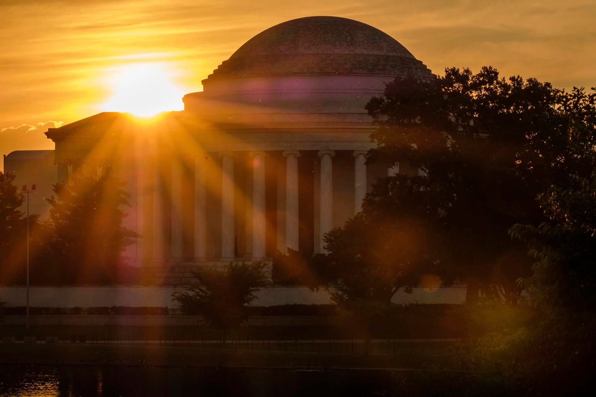 El sol se eleva sobre la parte superior del monumento a Jefferson cuando empieza otro día caluroso en Washington