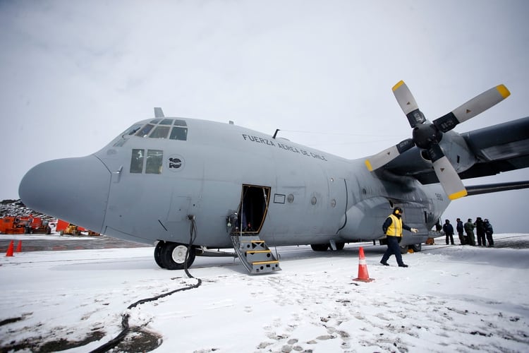 Foto tomada en enero en la base Eduardo Frei muestra a un C-130 Hércules de la Fuerza Aérea Chilena como el que desapareció el lunes (Javier Torres/ AFP)
