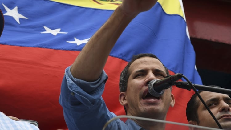 Juan GuaidÃ³ ante sus seguidores en Socopo, Venezuela, el 1 de junio de 2019 (CORTEZ/AFP)