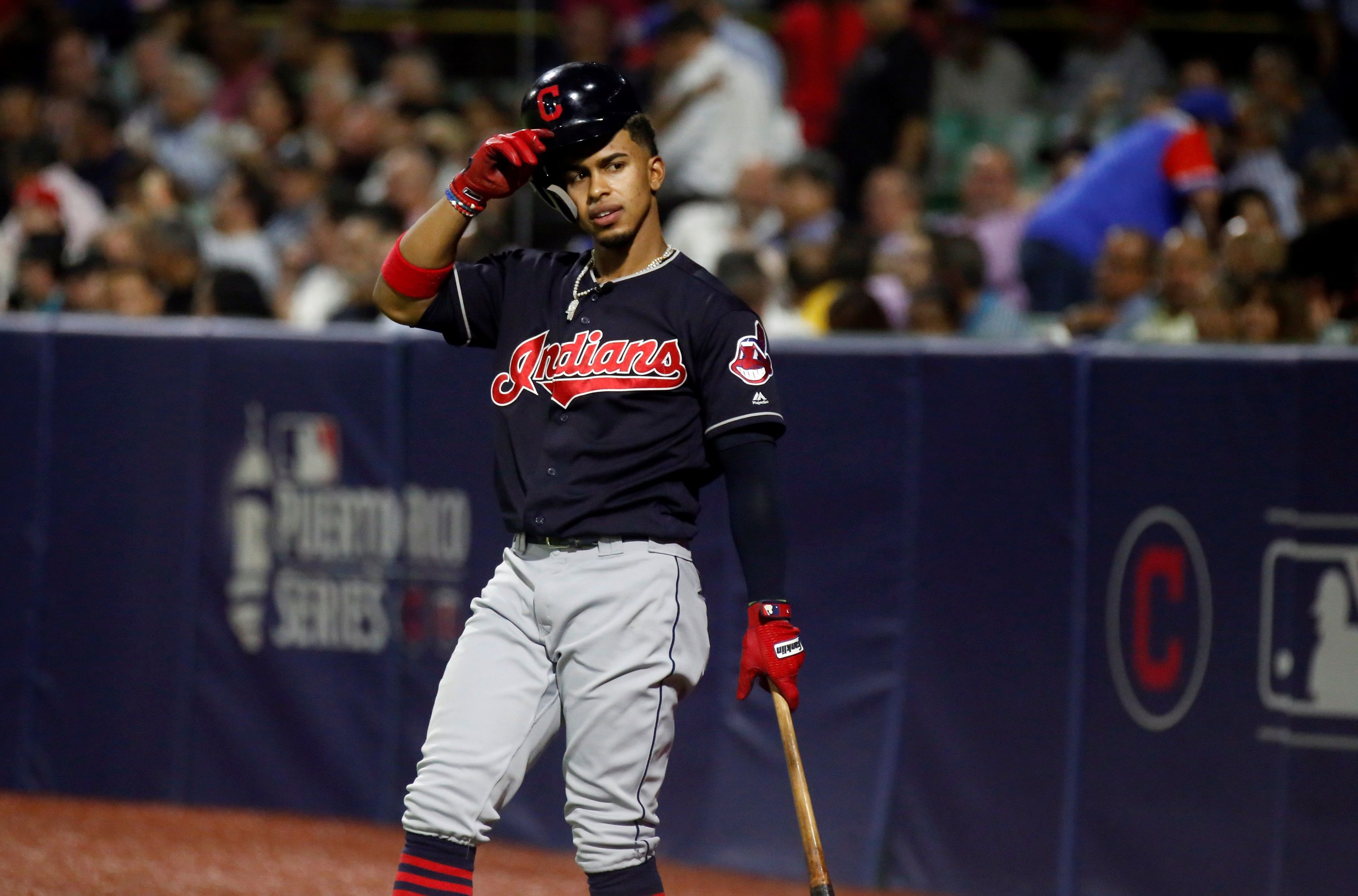 Fotografía de archivo en la que se registró al puertorriqueño Francisco Lindor, al actuar para los Indios de Cleveland y actual paracorto de los Mets de Nueva York, quien aportó un jonrón de dos carreras que definió el triunfo de su equipo 11-9 sobre los Nacionales de Washington. EFE/Thais Llorca 