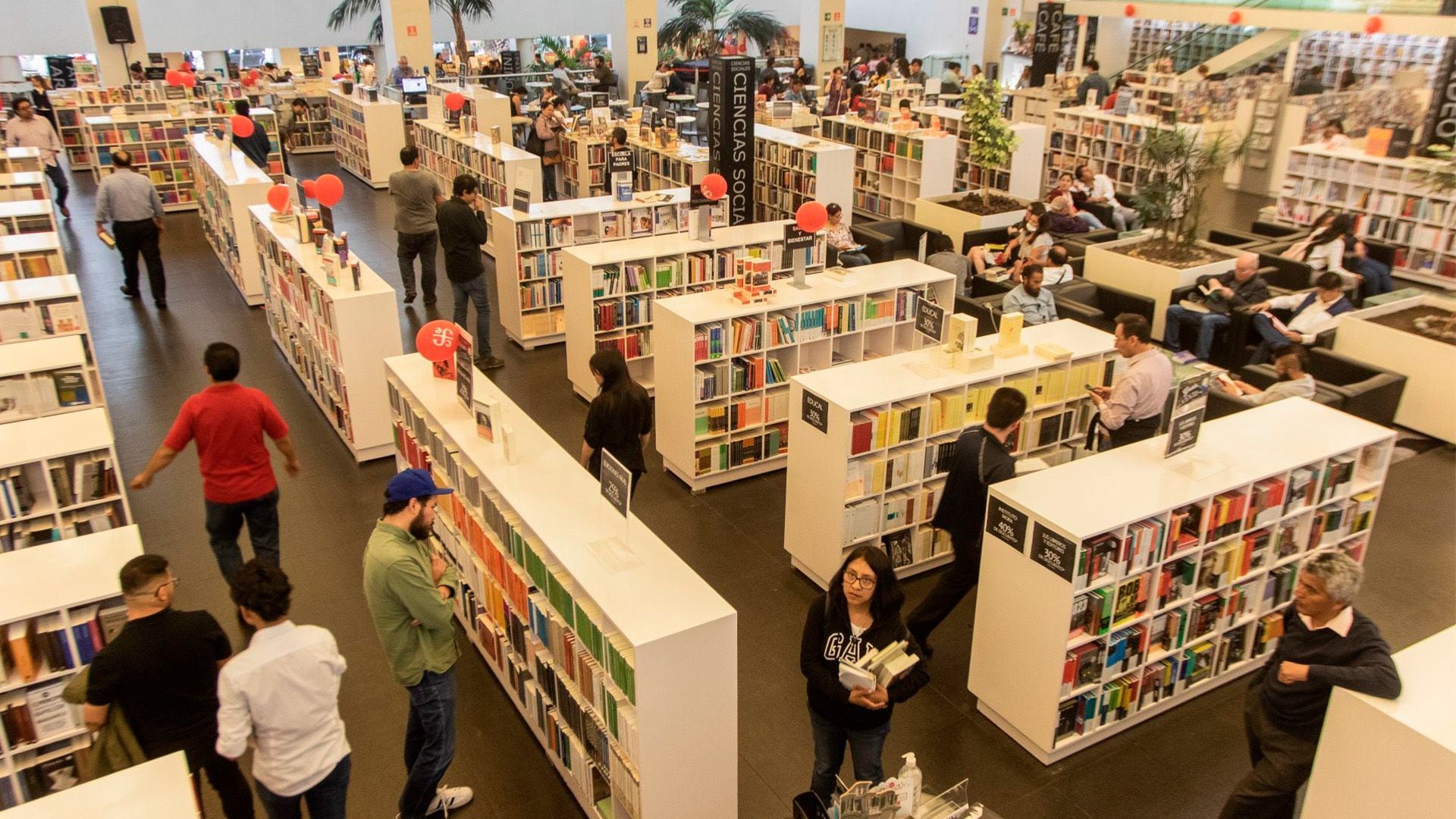 Hasta el momento no se han revelado las sedes en las que se llevará a cabo la venta nocturna en físico, pero el año pasado se habilitaron al menos 15 librerías en toda la CDMX. Esta venta nocturna aplica para diversas librerías de todo el país. ( Cuartoscuro)