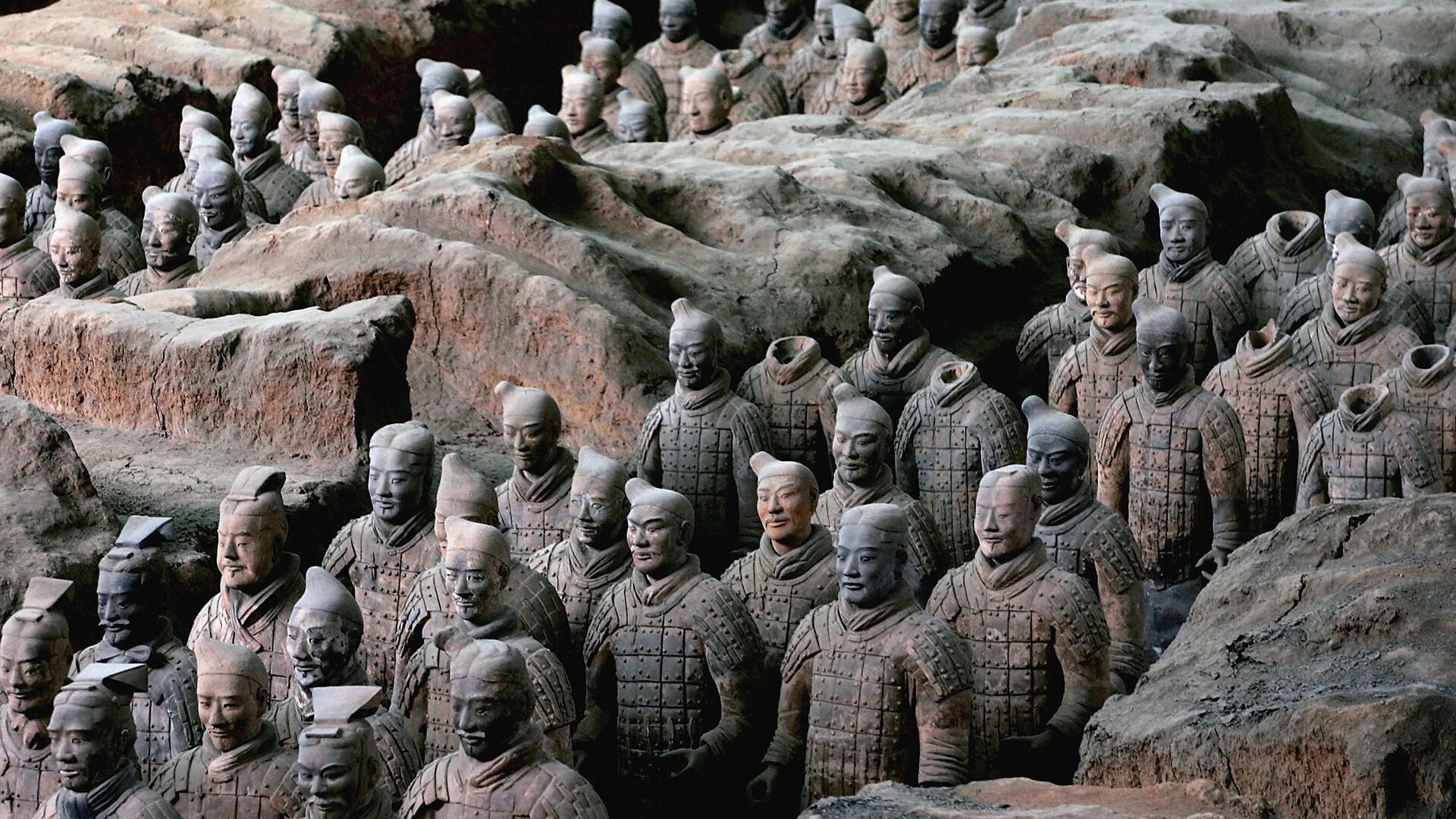 Los guerreros de la dinastía Qin, una de las ocho maravillas del mundo, fueron descubiertos en 1974 en el lado este de la tumba del primer emperador chino Qin Shihuang en Lintong. Son más de 8.000 guerreros de barro y 500 caballos que fueron enterrados en tres fosas para custodiar la tumba del emperador (Getty)