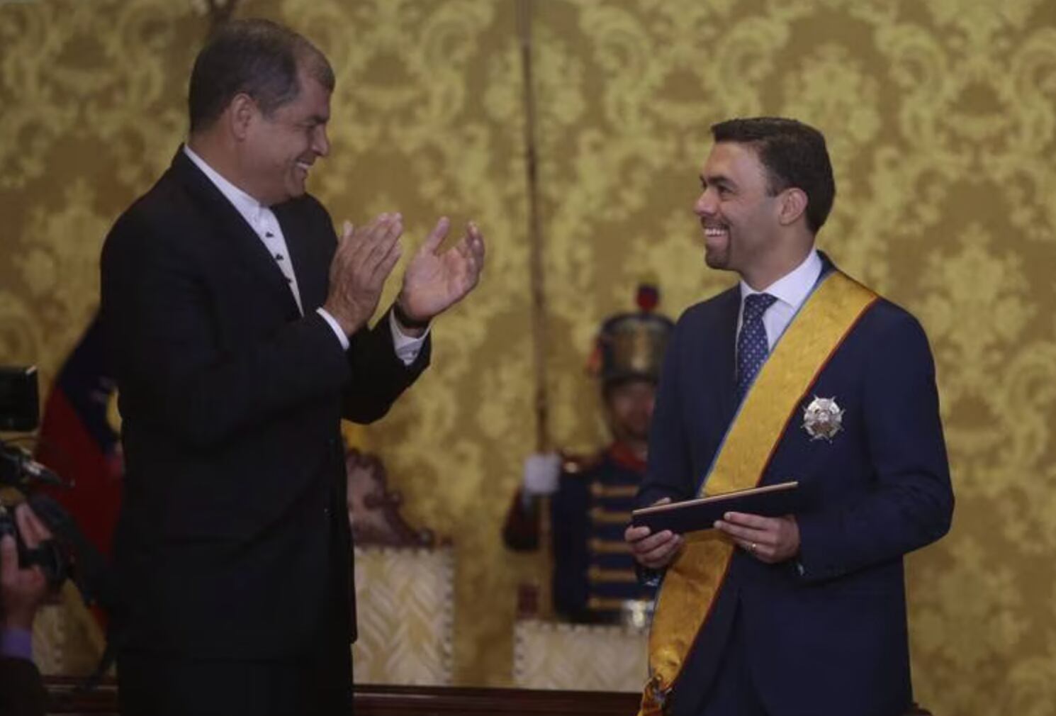 Juan Pablo Pozo fue condecorado por Rafael Correa en el 2017.  (API)