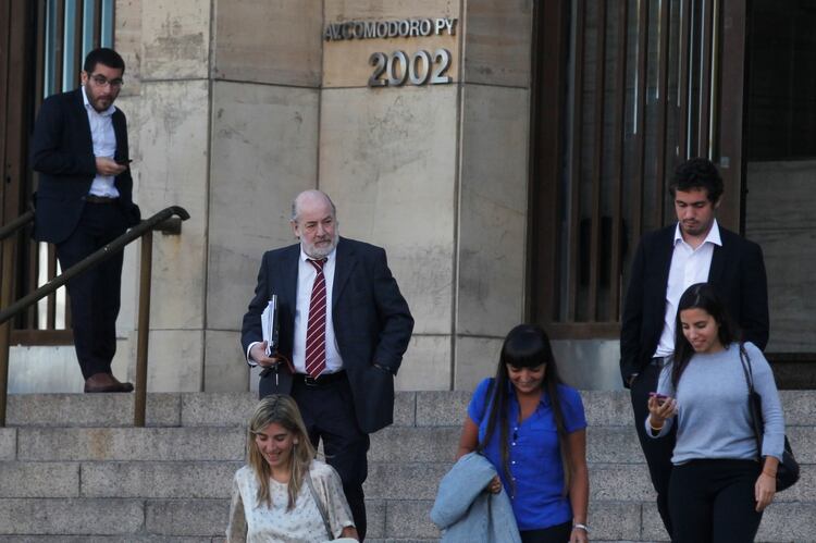 Bonadio sale de los tribunales de Comodoro Py, donde tenía su despacho en el cuarto piso (Foto: Reuters)