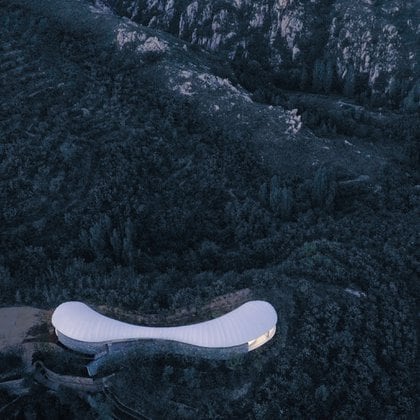 Este pabellón blanco y curvo y centro de visitantes se posa sobre la aldea Dongximen en Shangdong , China, con impresionantes vistas del monte Tai, un lugar sagrado de culto durante miles de años (Gad Line+ Studio)