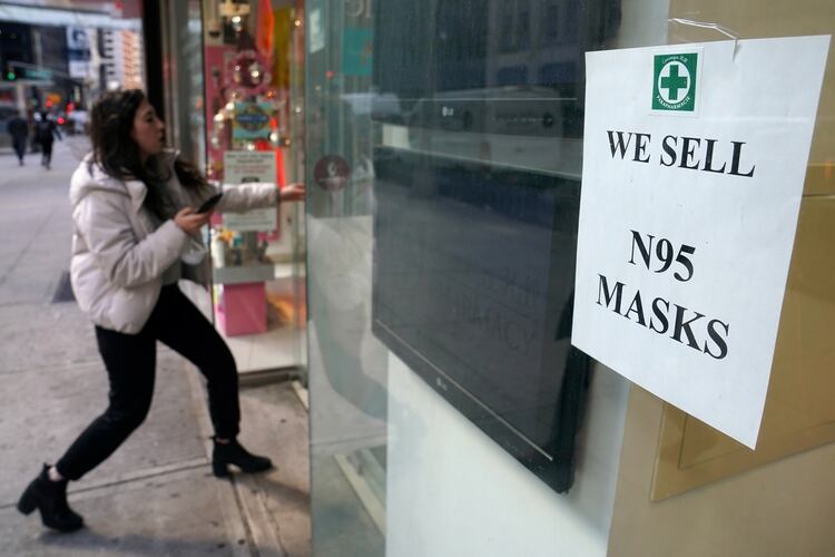 Ventas de mascarillas en Manhattan (Reuters)