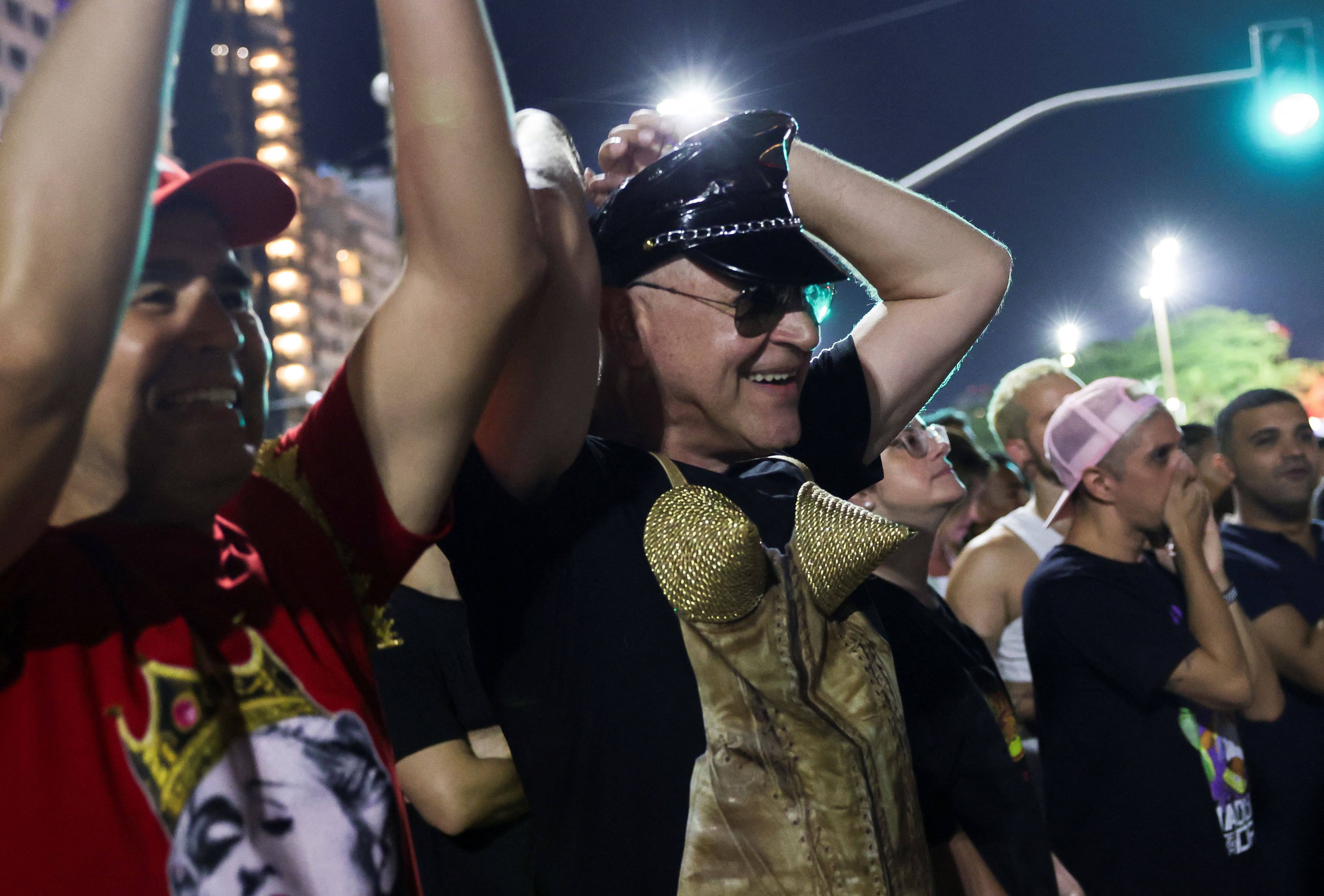 Lookeados como la artista, con gorra de cuero y corset, los fans de Madonna esperan su gran show en Río (Foto/REUTERS/Ricardo Moraes)
