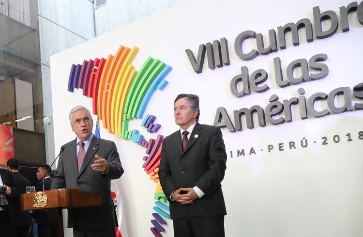 El presidente chileno Sebastián Piñera y el canciller Roberto Ampuero durante la Cumbre de las Américas en Lima, en 2018 (REUTERS/ Guadalupe Pardo)