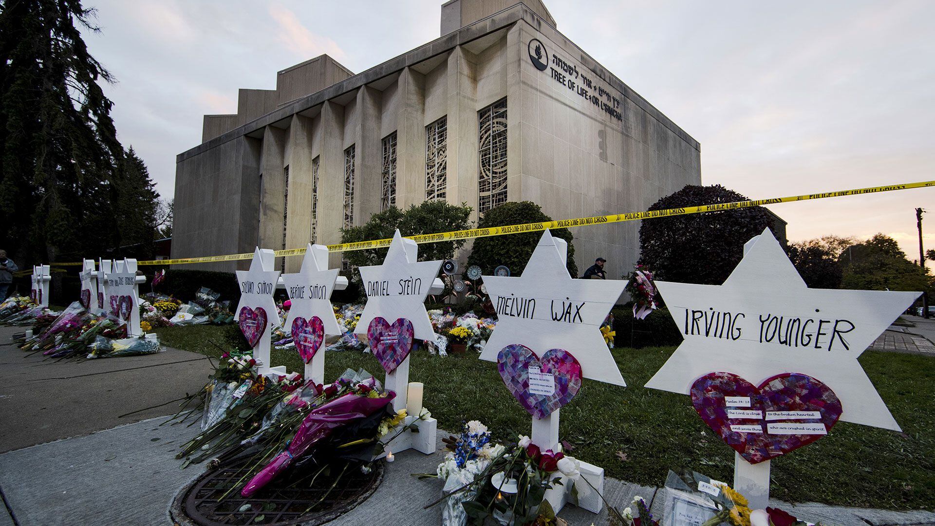 Un monumento improvisado frente a la Sinagoga Tree of Life tras el tiroteo mortal en Pittsburgh el 29 de octubre de 2018 (AP Photo/Matt Rourke)