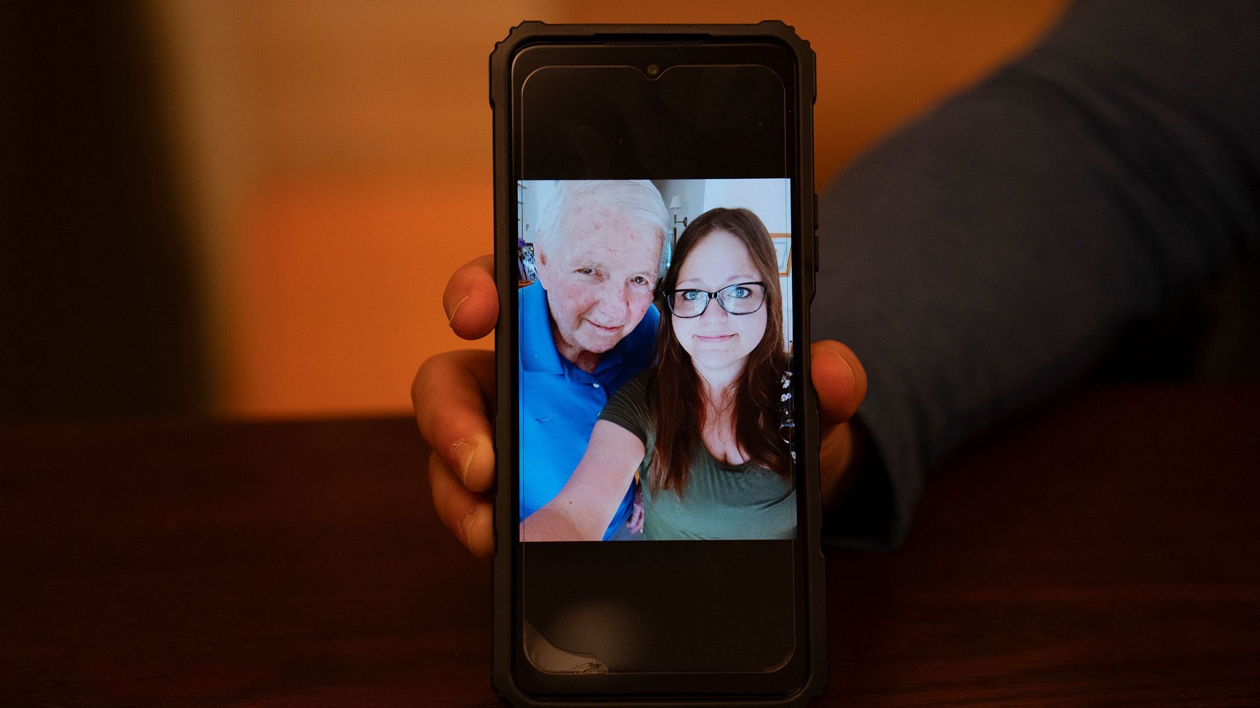 Janine Pierson tuvo un cara a cara con su padre biológico, el Burton Caldwell. Antes de despedirse posaron para una selfie. (Laura Oliverio/CNN)