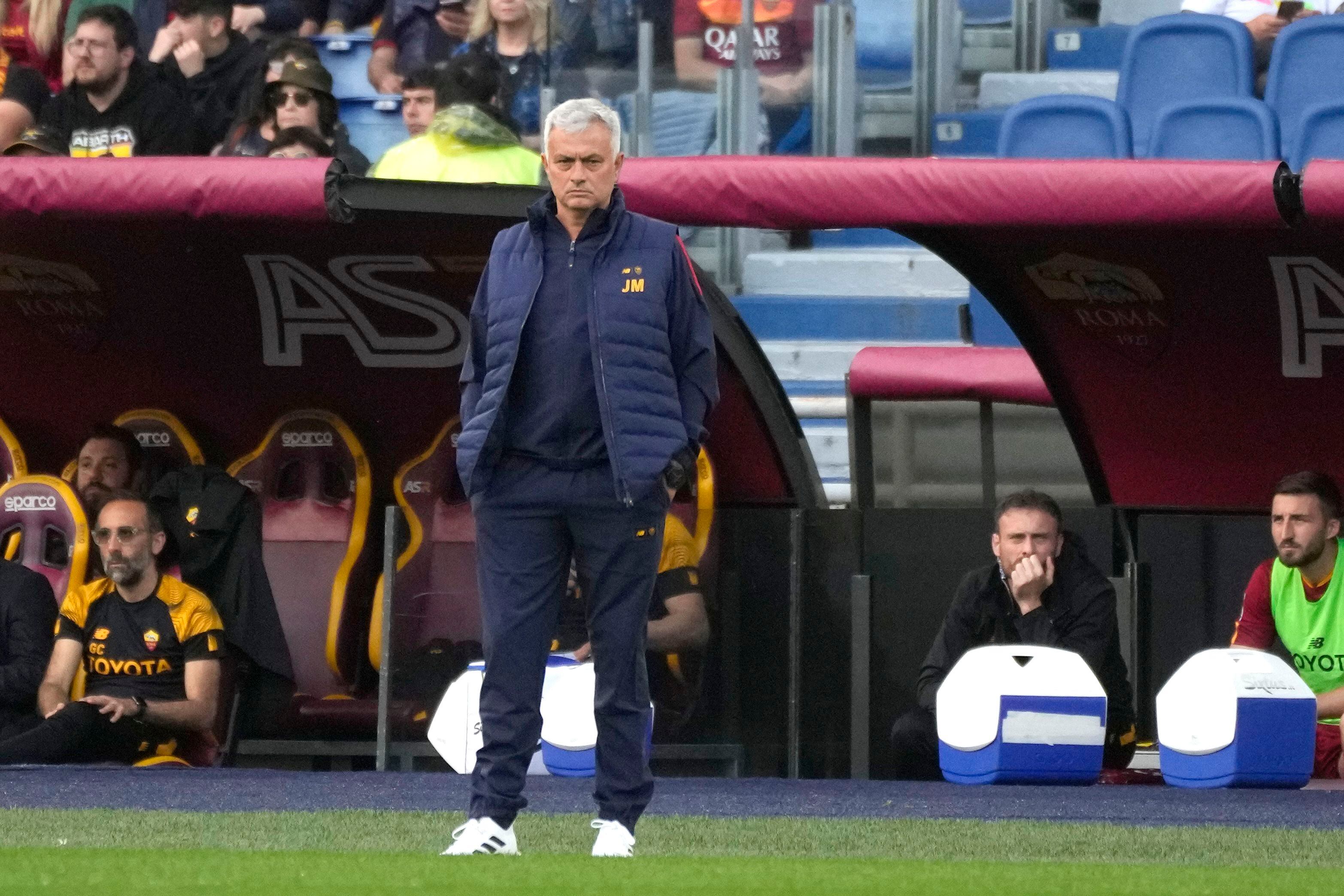 El técnico de la Roma José Mourinho durante el partido contra Salernitana en la Serie A, el lunes 22 de mayo de 2022, en el estadio Olímpico de Roma. (AP Foto/Alessandra Tarantino)