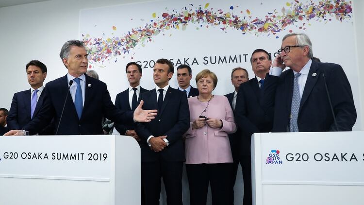 El presidente Mauricio Macri ofreció una declaración a la prensa junto al titular de la Comisión Europea, Jean-Claude Juncker, acompañado por el presidente de Brasil, Jair Bolsonaro, y los máximos líderes europeos, Macri agradeció a todos los jefes de Estado y de Gobierno “por el esfuerzo comprometido” al finalizar la cumbre del G20
