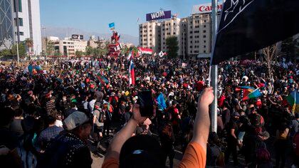 Miles de manifestantes se tomaron este viernes, la Plaza Italia de Santiago (Chile), rebautizada popularmente como Plaza Dignidad, para mostrar su rechazo al Gobierno y en apoyo a la aprobaci&#243;n del plebiscito constitucional. EFE/Alberto Valdes
