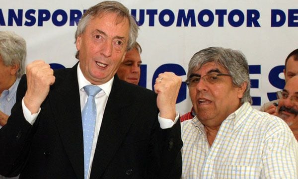 Néstor Kirchner logró que Hugo Moyano aceptara en 2006 un tope salarial; ¿podrá conseguir algo similar Javier Milei?