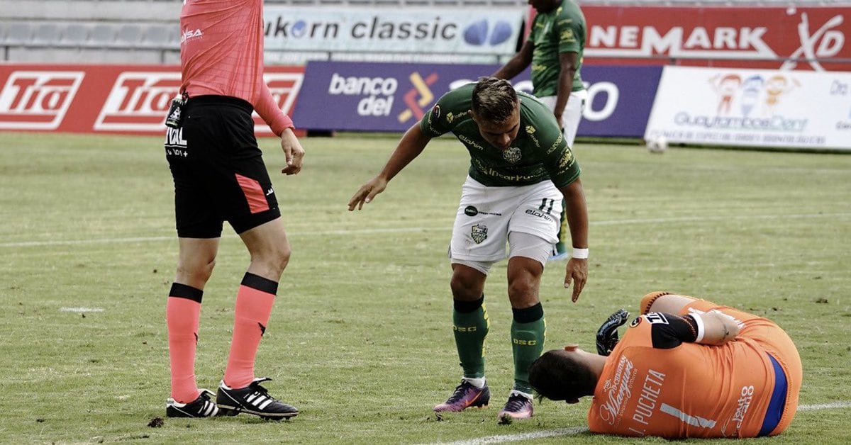 Expulsion of an Argentine goalkeeper for urinating on the court during a match in Ecuador