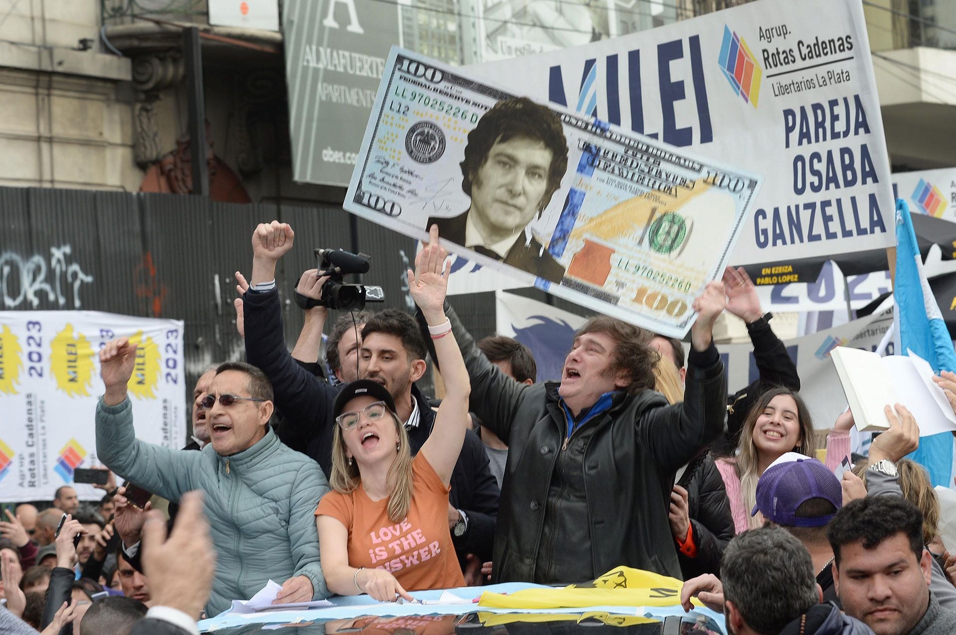 Milei con una gigantografía de un billete de 100 dólares con su rostro (Fotos: Aglaplata)