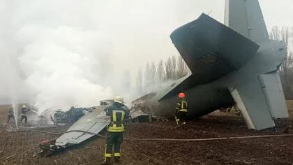 Equipos de rescate trabajan en el lugar donde se estrelló el avión Antonov de las Fuerzas Armadas ucranianas en Kiev