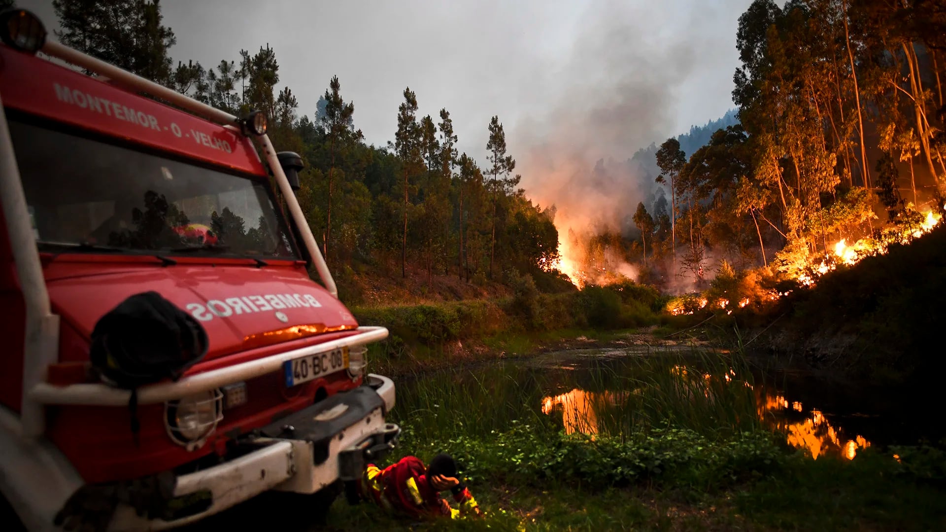 Un carro de bomberos en la zona del incendio (AFP)