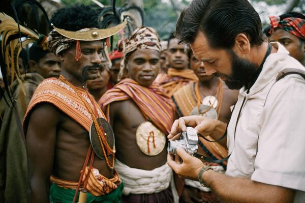 1962. El fotógrafo Frank Schreider les muestra a los hombres de Timor su cámara. La revista mostraba a los nativos del mundo “fascinados” por la tecnología que mostraban sus enviados especiales de occidente (National Geographic)