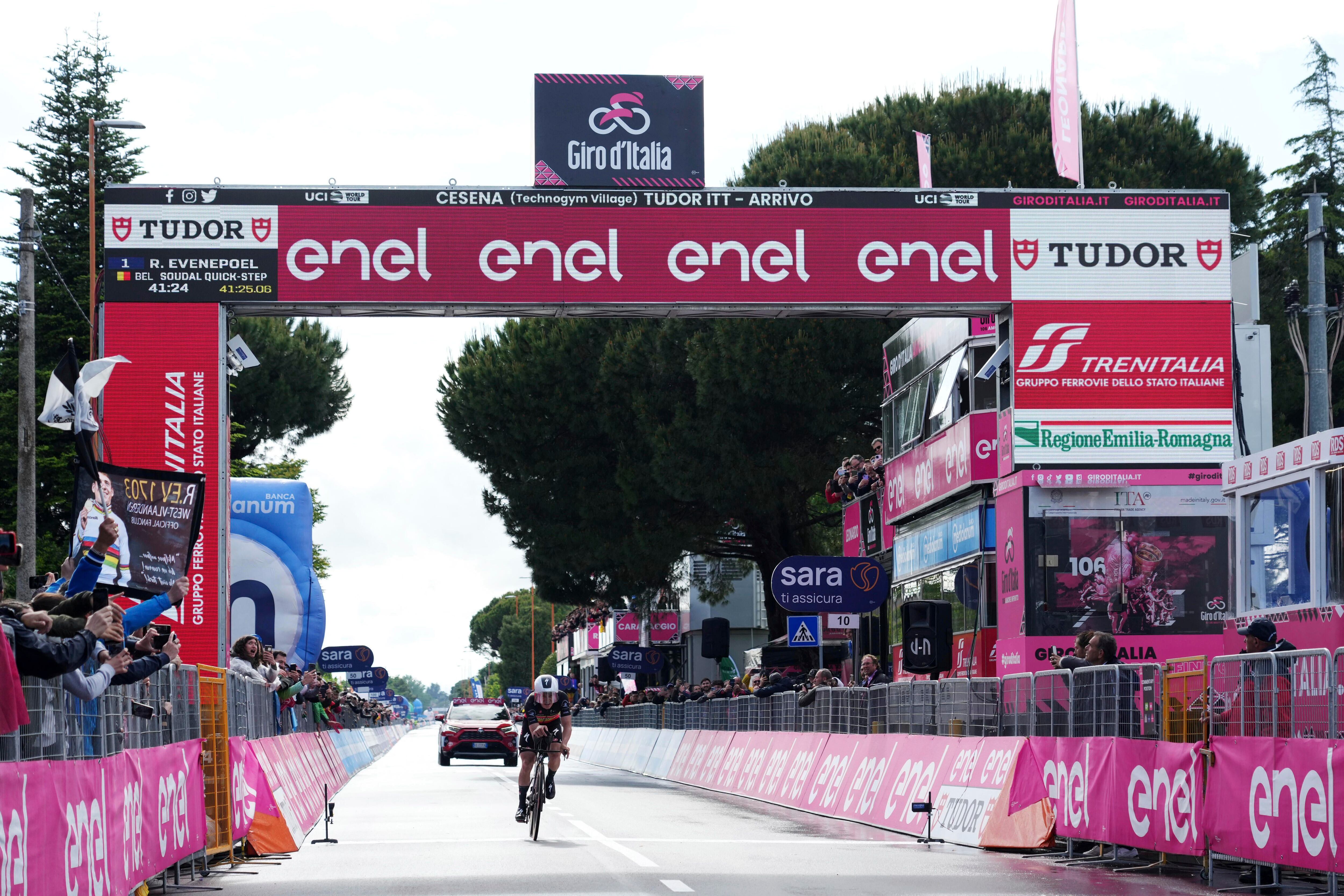 Remco Evenepoel cruza la meta para ganar la 9na etapa del Giro de Italia, el domingo 14 de mayo de 2023, en Cesena - crédito Gian Mattia D'Alberto/LaPresse vía AP