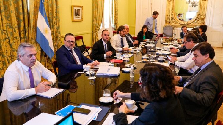 El presidente Alberto Fernández mantuvo largas reuniones con el equipo de ministros para hacer ajustes en el plan de emergencia sanitaria