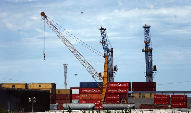 Grúas y contenedores operan en el puerto de Rosario (Reuters)