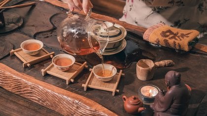 Las infusiones pueden ser una buena opción para la hidratación, pero no deben ser las únicas (Shutterstock)