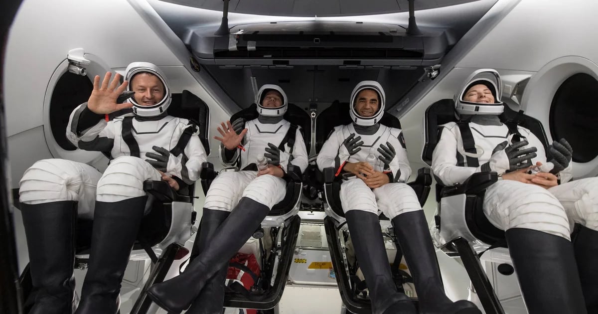 Dies ist die Landung von vier Astronauten der Crew Dragon „Endurance“ nach sechs Monaten im Weltraum.