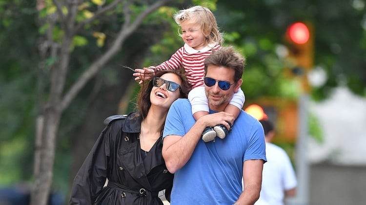 Bradley Cooper e Irina Shayk con su hija Lea De Seine en New York. A pesar de que su relación no funcionó, la modelo todavía se siente 