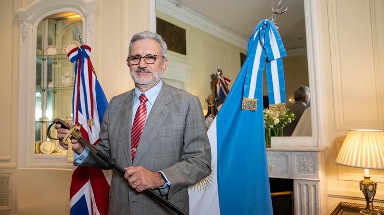 Martin Jaureguiberry recibiÃ³ de manos del Embajador britÃ¡nico en Buenos Aires, Mark Kent, su sable de mando que habÃ­a llevado a Malvinas.