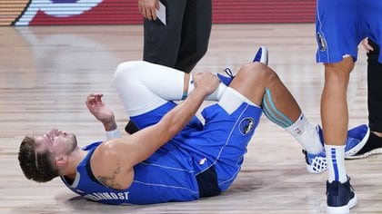 El sufrimiento de Doncic después de doblarse el tobillo izquierdo (Ashley Landis-Pool/Getty Images/AFP)