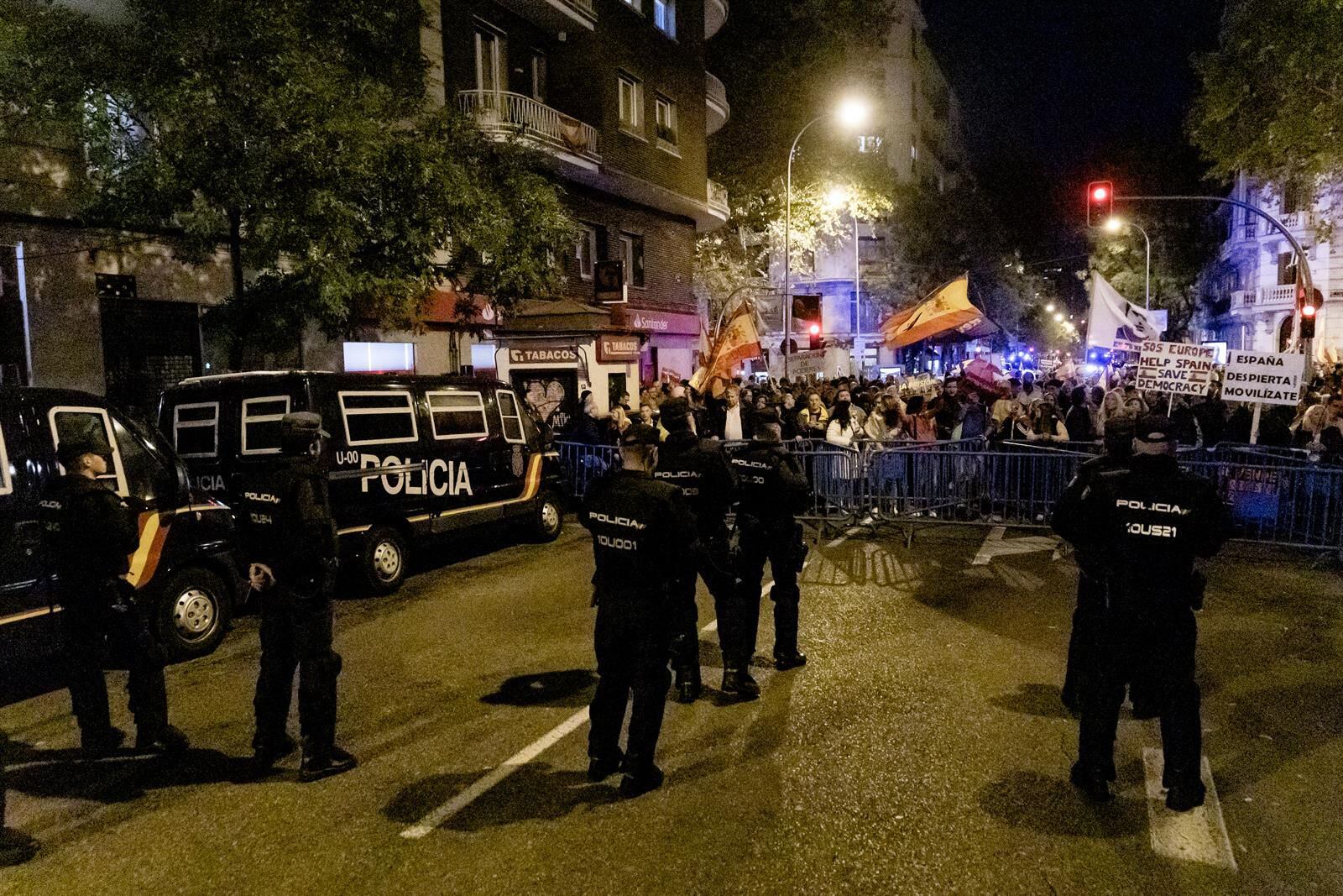 Varios manifestantes se enfrentan a la Policía durante una manifestación contra la amnistía frente a la sede del PSOE en Ferraz. (Carlos Luján / Europa Press)
