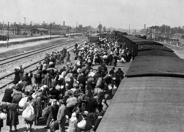 Además de los apaleos y los fusilamientos, 5 mil judíos fueron subidos a vagones de ganado, deportados a Treblinka, y gaseados hasta morir