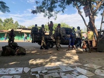 Varios miembros de la Fuerza de Defensa Nacional de Etiopía se preparan para una misión en Sanja, en la región de Amhara cerca de la frontera con Tigray, Etiopía, el 9 de noviembre de 2020 (REUTERS/Tiksa Negeri)