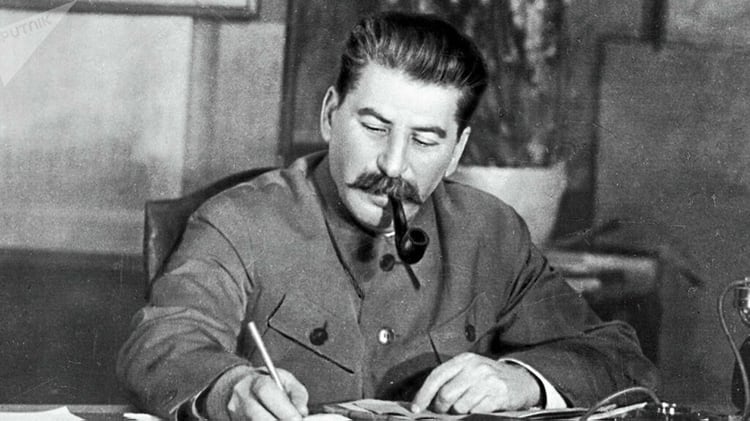 Josef Stalin nació en Georgia en 1878 y su carrera política cobró impulso con la Revolución Bolchevique. Tras la muerte de Lenin se movilizó para derrotar a su rival, Leon Trotsky, y convertirse en líder absoluto de la Unión Soviética, a la que gobernó con paranoia y brutalidad