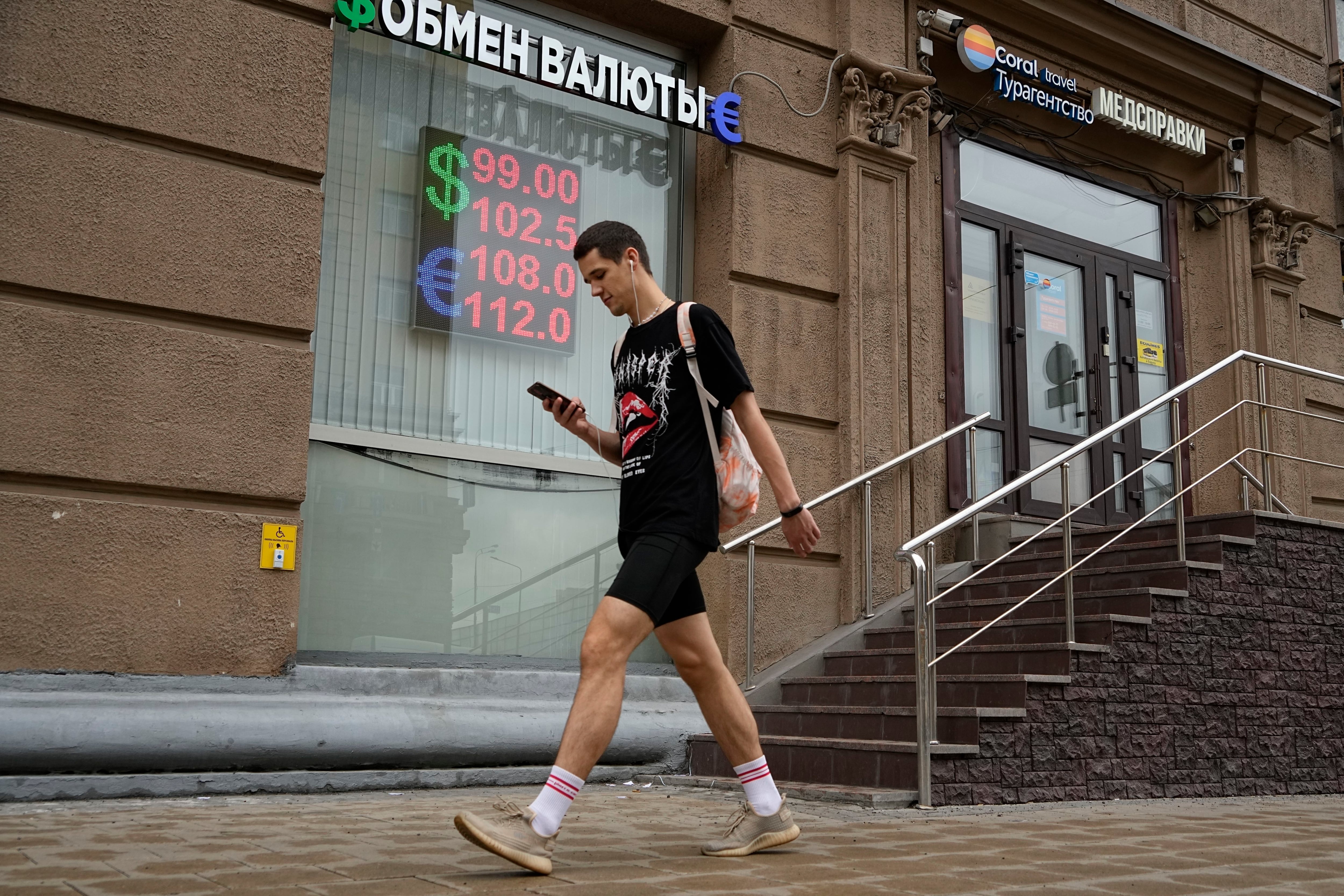 Putin sostuvo que las oscilaciones del rublo son “manejables” (AP)