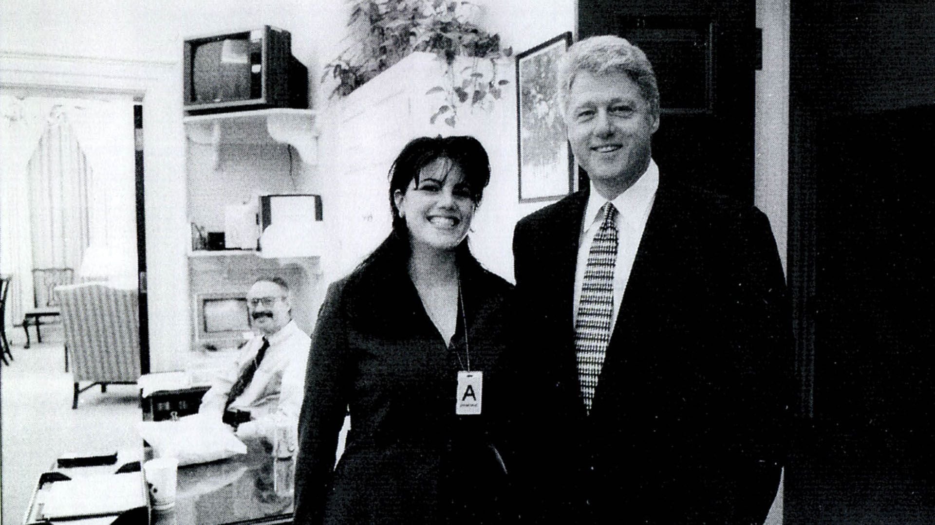 Una fotografía en la Casa Blanca cuando Monica Lewinsky era becaria y comenzó su relación con Clinton que finalizó en un escándalo y un juicio al expresidente norteamericano por perjurio
