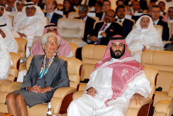 El príncipe, acompañado por la directora del FMI, Christine Lagarde (Reuters)