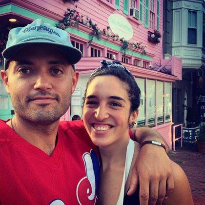 Daniela Moreira junto a su socio y futuro esposo Andrew Dana: de fondo, la fachada rosada del local