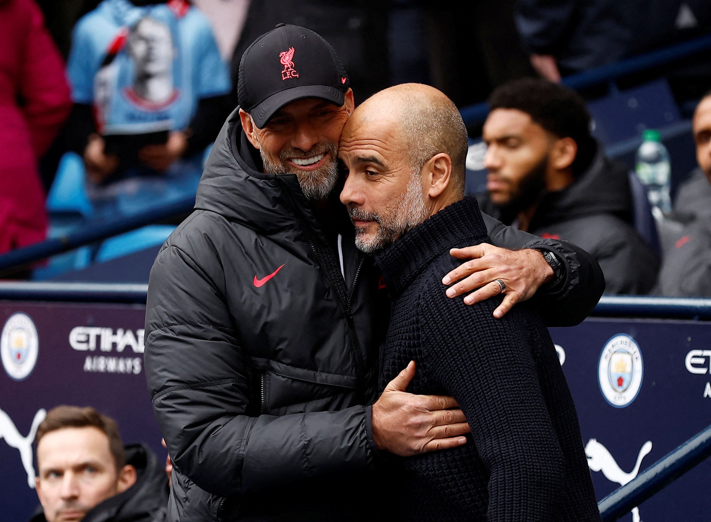 El saludo entre Klopp y Guardiola en uno de los tantos partidos entre Liverpool y Manchester City (Action Images via Reuters/Jason Cairnduff)