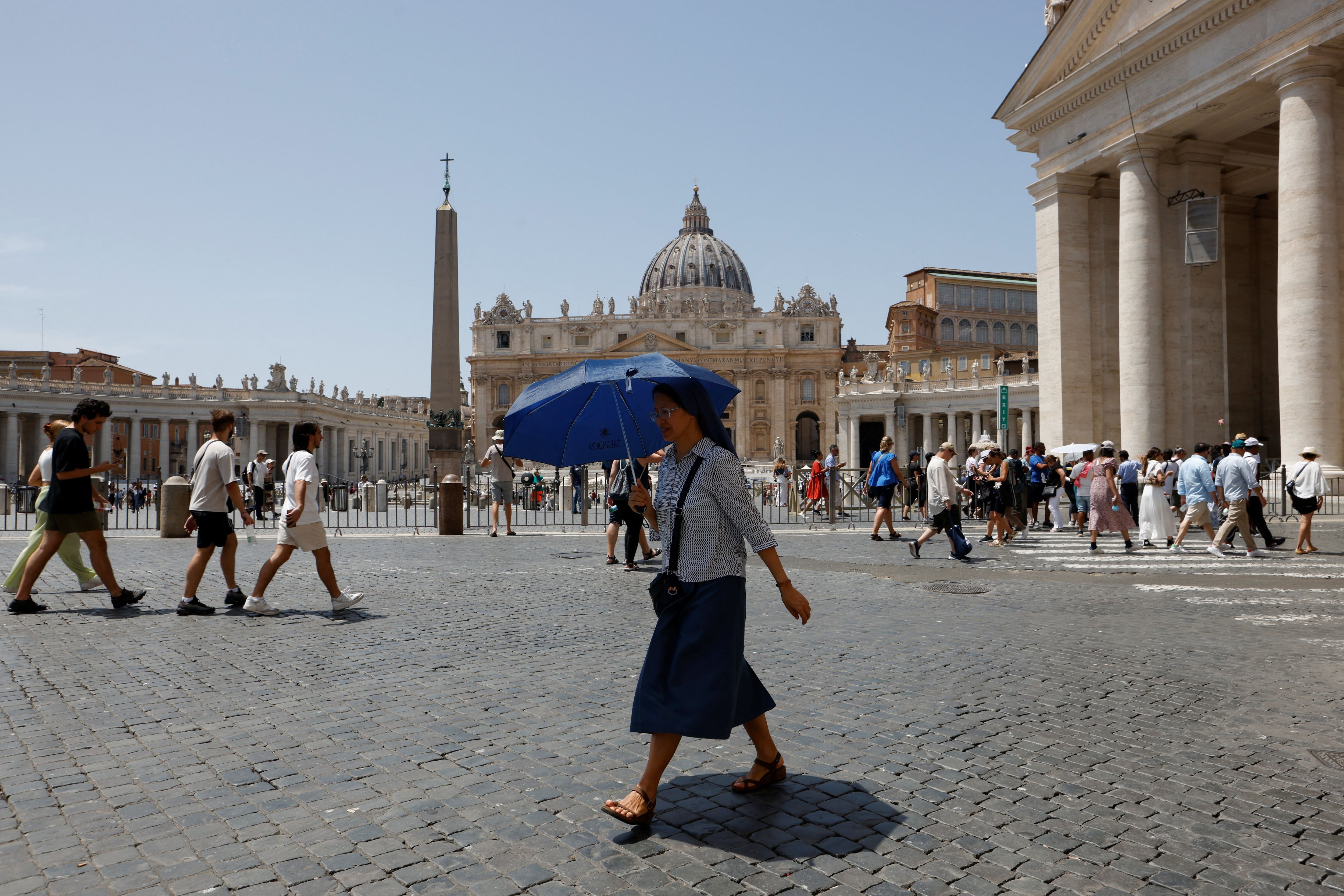 Una monja camina fuera del Vaticano, durante la ola de calor en Italia, en Roma, Italia 19 de julio 2023. REUTERS/Remo Casilli