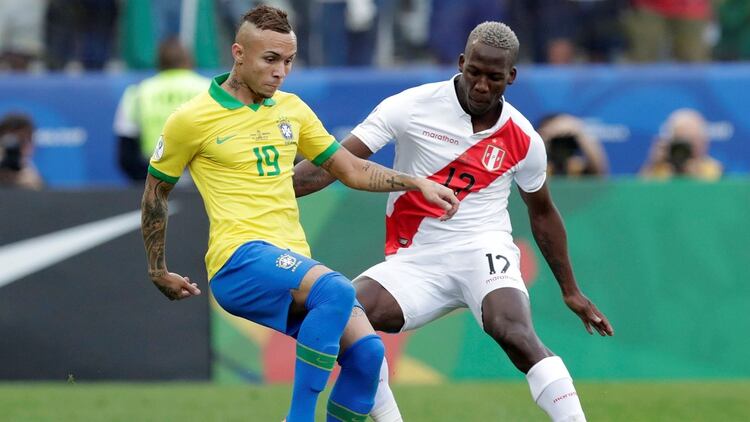 Everton maneja el balón ante la marca del peruano Advíncula (REUTERS/Henry Romero)