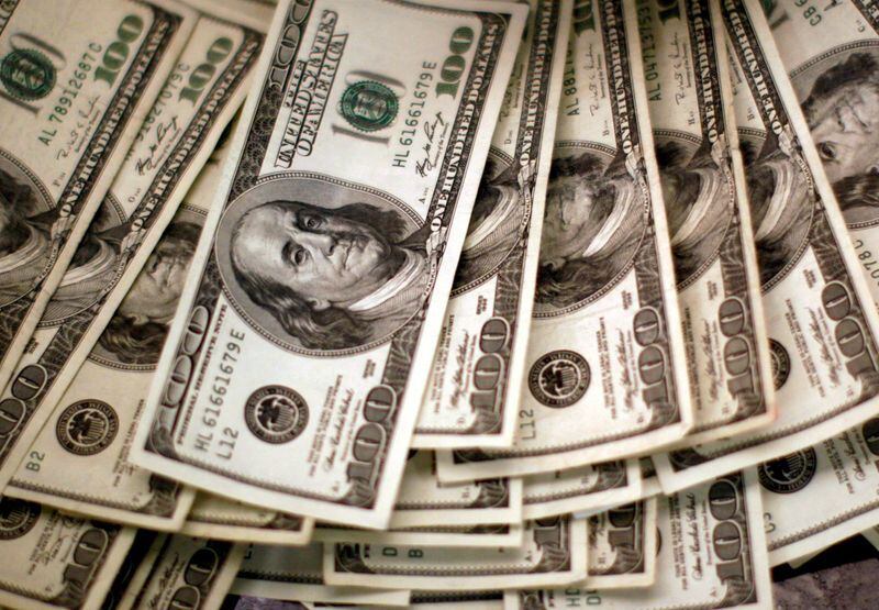 FOTO DE ARCHIVO: Un banquero cuenta dólares estadounidenses en un banco de Westminster, Colorado, Estados Unidos. 3 de noviembre, 2009.  REUTERS/Rick Wilking/Archivo