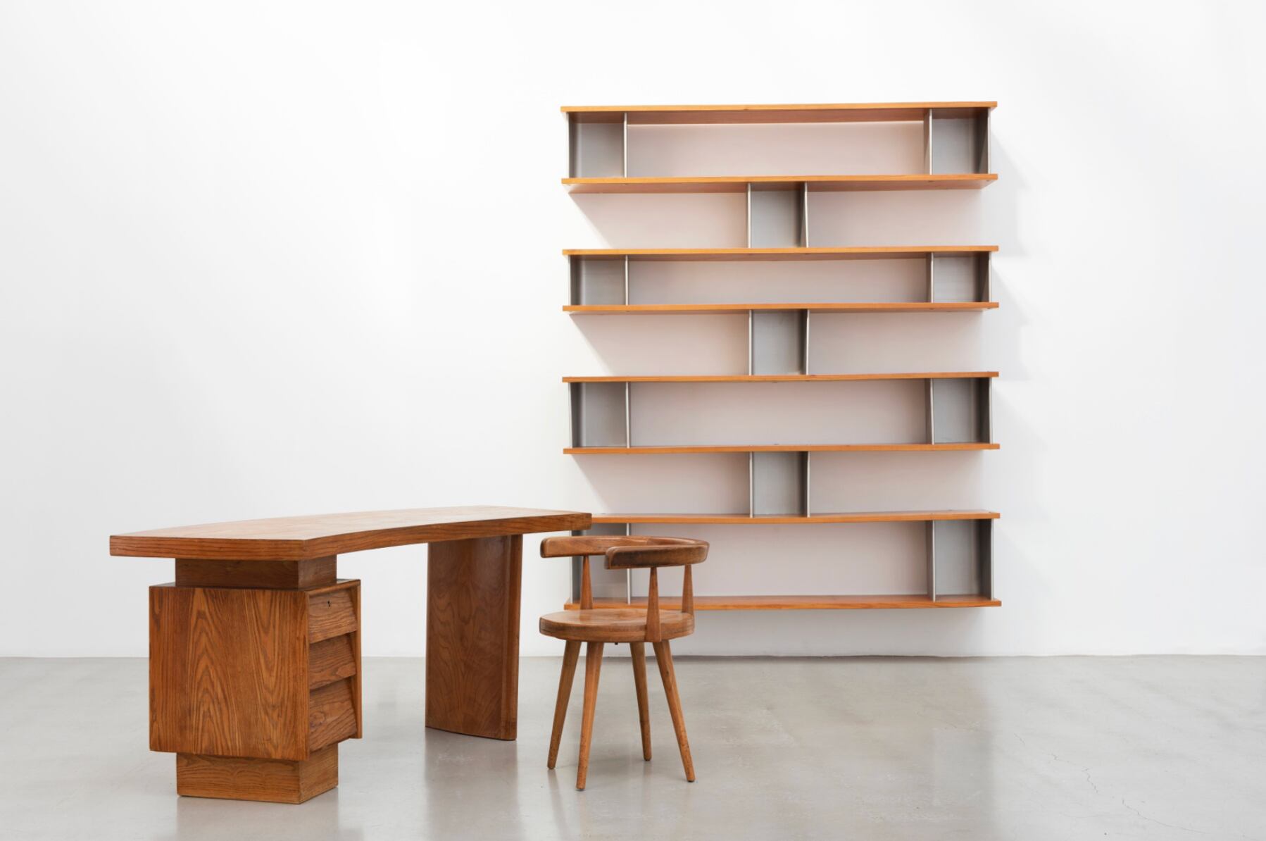 Un gabinete de curiosidades en madera, hecho por Gufram (Barolo), junto con escritorio y una silla, en Design Miami 2022
