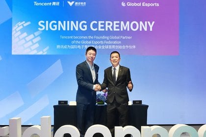 Chris Chan, presidente de Global Esports Federation, y Edward Cheng, vicepresidente de Tencent y de Global Esports Federation.