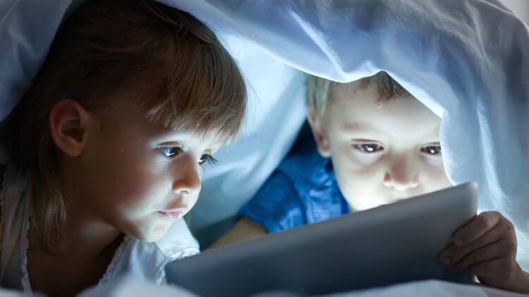 El uso de pantallas comienza cada vez a edades más tempranas a pesar de las recomendaciones médicas (Shutterstock)