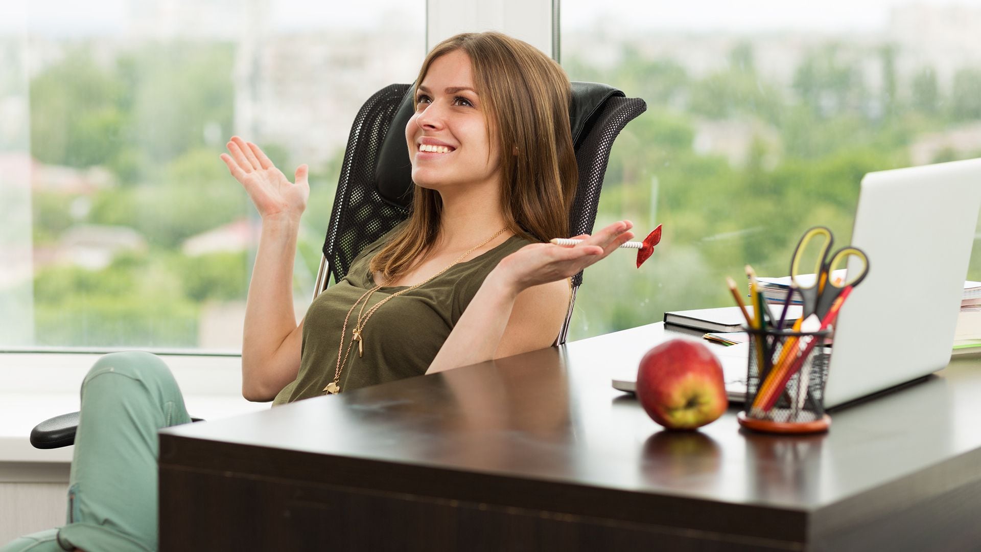 Algunos cambios en el ámbito laboral pueden ayudar a superar el burnout, como por ejemplo, delegar tareas, tomar descansos y 
fomentar una buena atmósfera de equipo