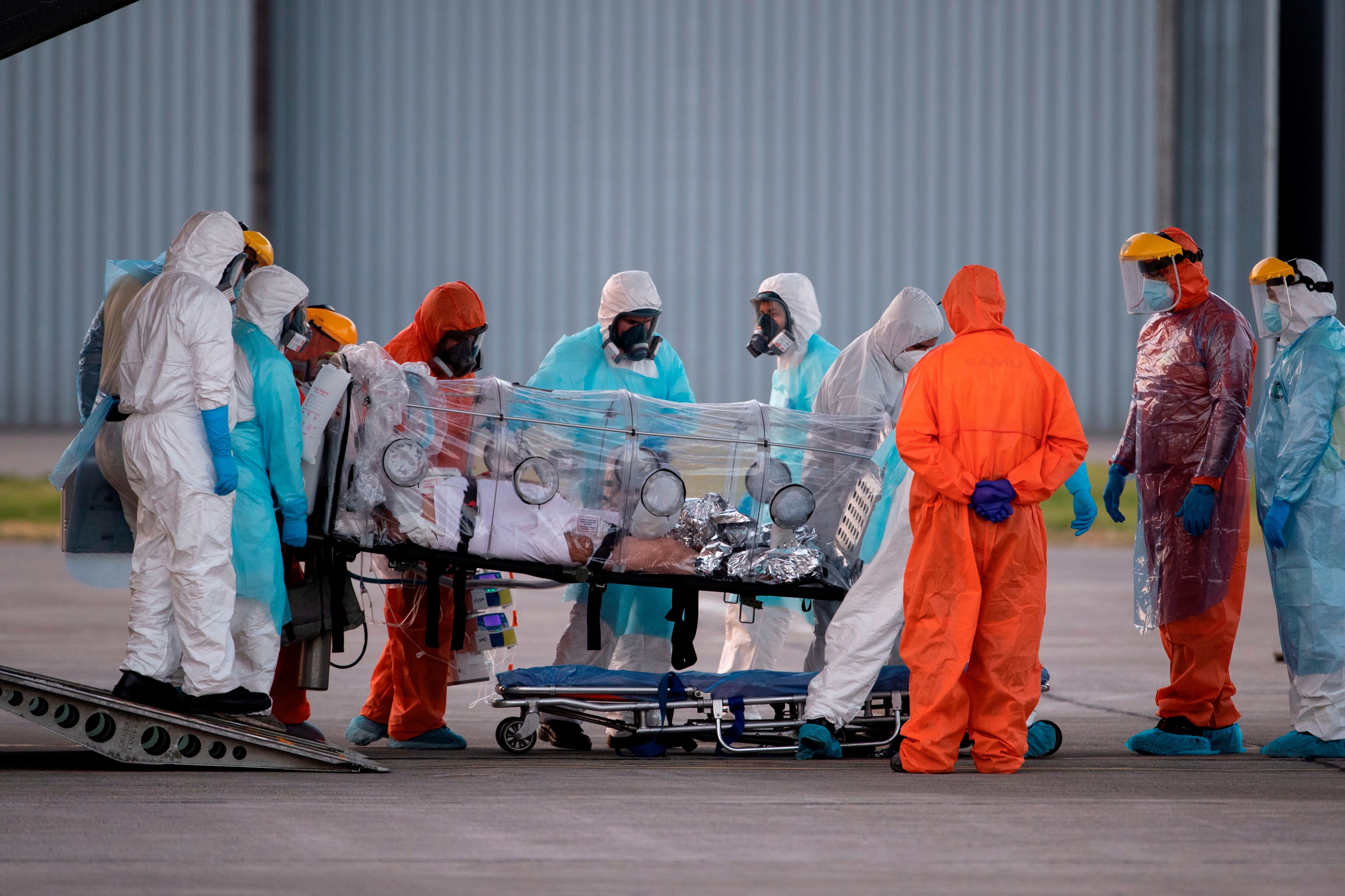 Efectivos del Samur y de la Fuerza Aérea de Chile trasladan a tres pacientes graves afectados por COVID-19 llegados del Hospital Regional de Antofagasta (EFE/Alberto Valdés/Archivo)