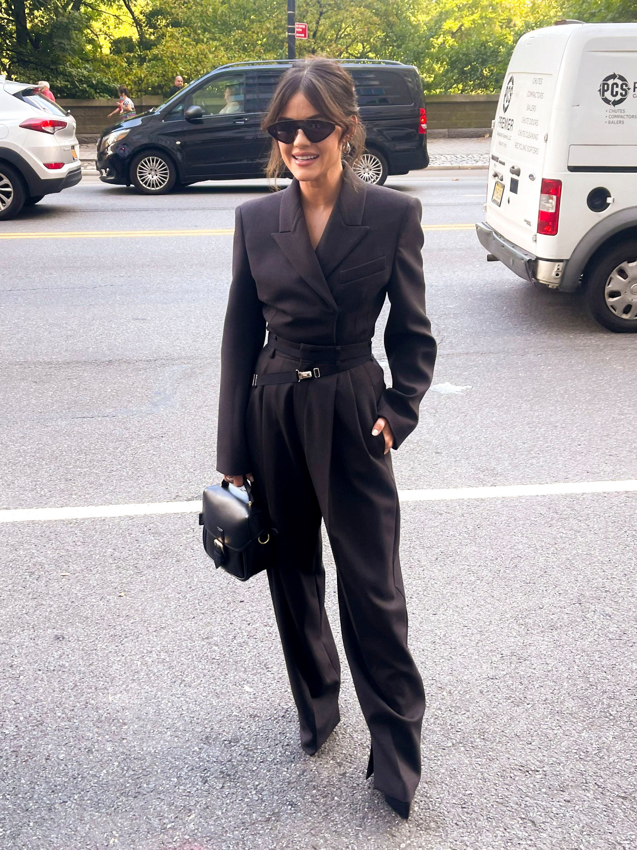 Lucy Hale asistió a un evento exclusivo de moda en Nueva York. Para ello, lució un look total black de saco y pantalón sastrero. Además, llevó lentes de sol y una cartera de cuero (The Grosby Group)