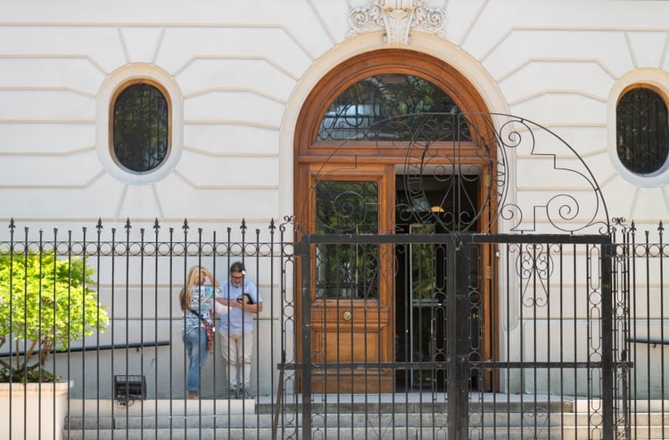 La puerta de ingreso del Palacio Municipal de Zárate